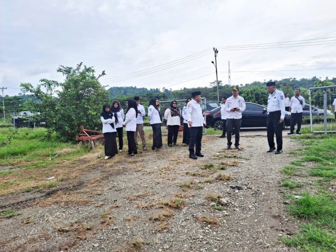 
					Pemda Sula meninjau lokasi yang akan dibangun gudang Bulog. ist