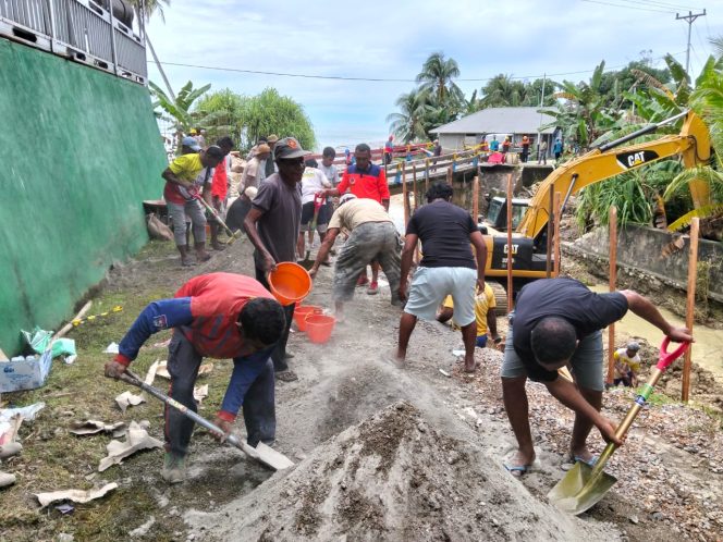 
					Tim Reaksi Cepat (TRC) BPBD Kepsul Bersama Warga Kerja Tanggul Penahan Sungai di Desa Bege