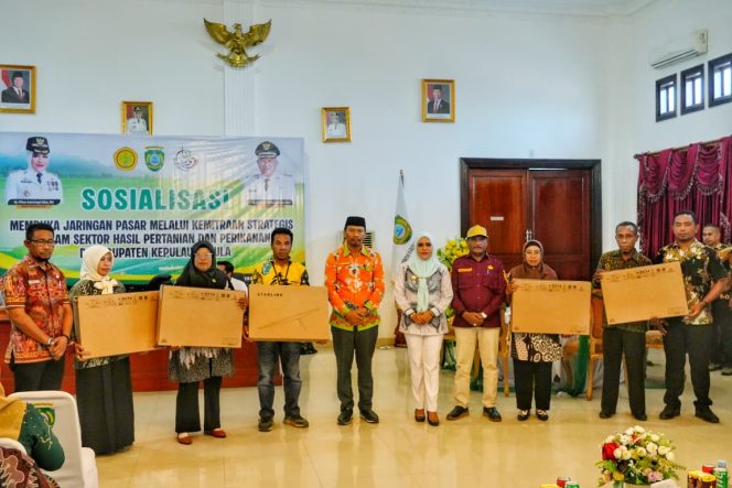 
					Bupati Kepulauan Sula Beri Bantuan Starlink di Sekolah, Bentuk Komitmen Dukungan Pembelajaran Digital
