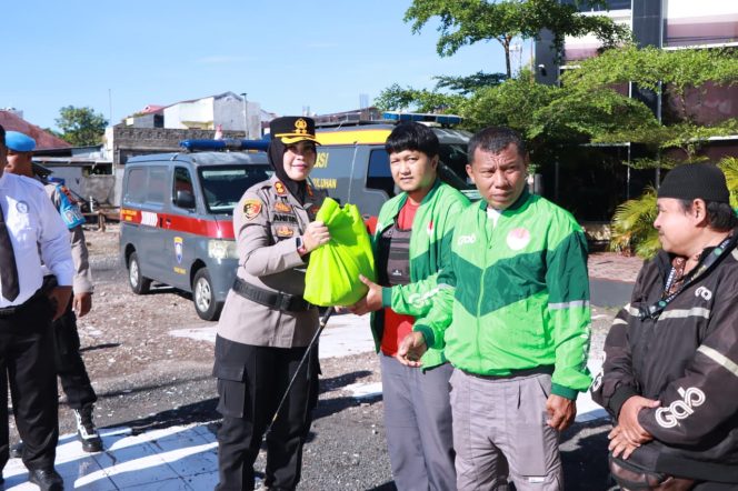 
					Kapolres Ternate Bagi Bansos kepada Driver Ojek Online di Kota Ternate