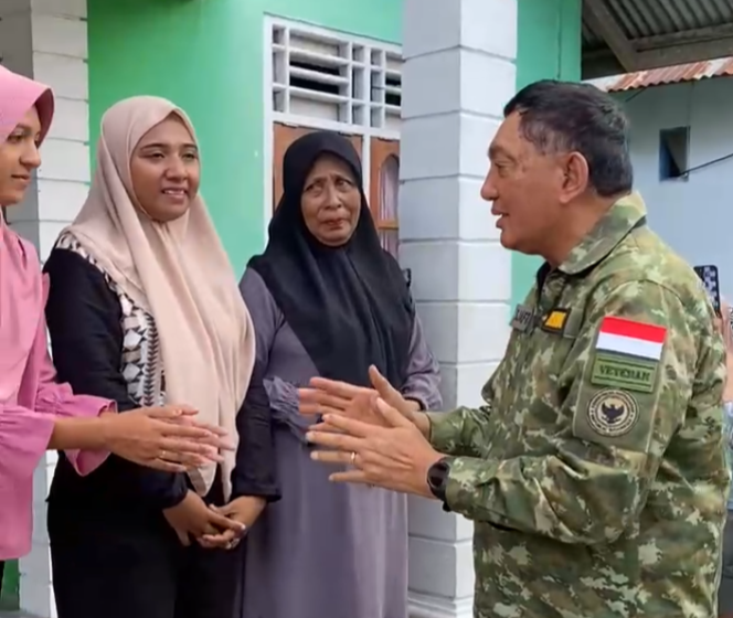 
					Ibu Almarhum Pratu Haris Umatermate Tak Kuasa Menahan Air Mata, saat Menhan RI Kunjungi Silaturahmi