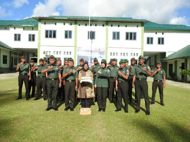 
					Kodim 1510 Sula Serahkan Seragam Dinas PNS kepada Kakak Pratu Anumerta Haris Umaternate