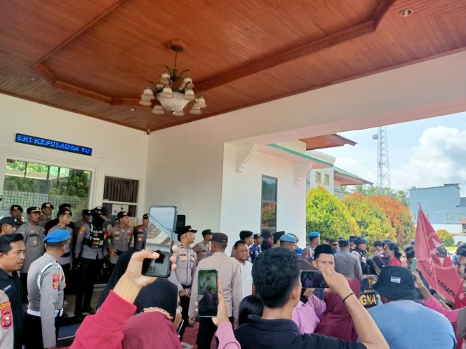 
					Diduga Ada Kelalaian, Warga dan Aktivis Geruduk Tiga Lembaga Hukum di Sanana