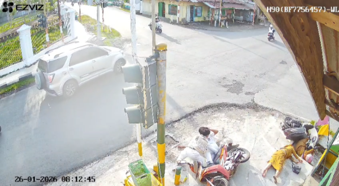 
					Lampu Merah Mati, Nyawa Taruhan! Kecelakaan Pelajar vs ASN Terekam CCTV