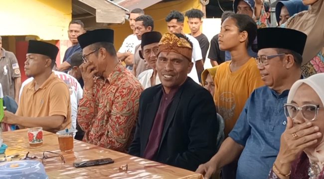Ketua Komisi I DPRD Kepulauan Sula, Safrin Gailea berbincang-bincang dengan salah satu warga di desa Baleha, Kecamatan Sulabesi Timur. Foto: ist