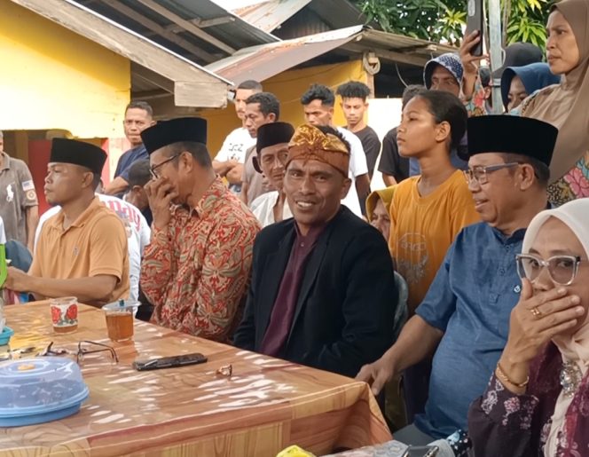
					Ketua Komisi I DPRD Kepulauan Sula, Safrin Gailea berbincang-bincang dengan salah satu warga di desa Baleha, Kecamatan Sulabesi Timur. Foto: ist