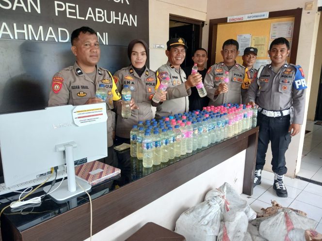 
					Polsek Pelabuhan Ahmad Yani Gagalkan Penyelundupan 216 Botol Cap Tikus di KM. Uki Raya 04