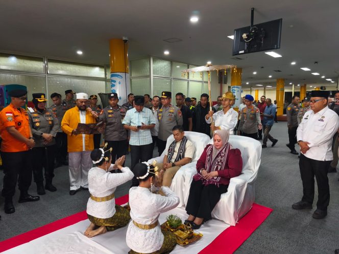 
					Tiba di Bandara Babullah Ternate, Kapolda Malut Disambut dengan Adat Joko Kaha